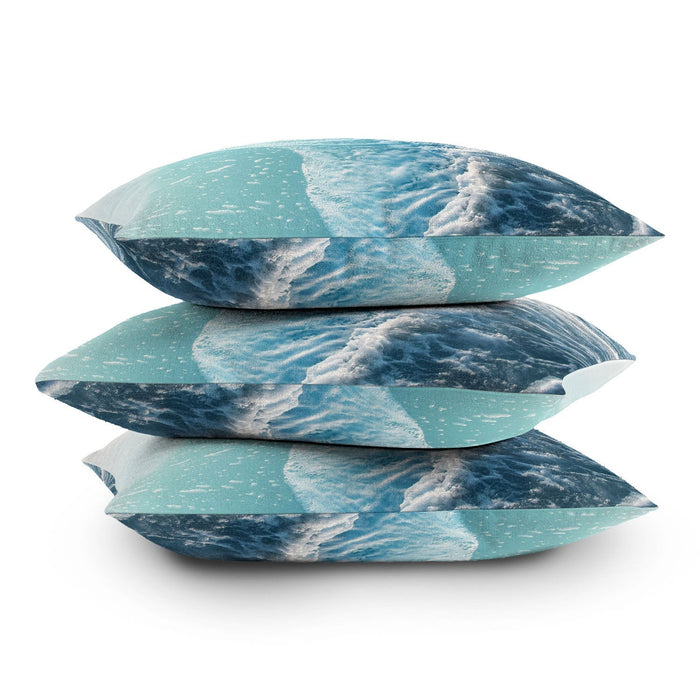 SOFT TURQUOISE OCEAN DREAM WAVES THROW PILLOW